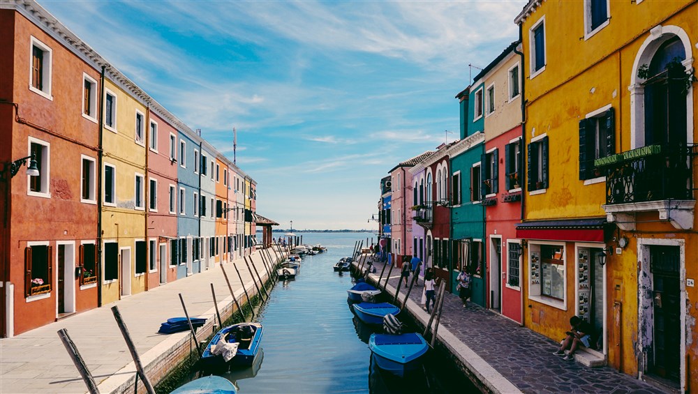 Burano, dove il tempo si colora di luce