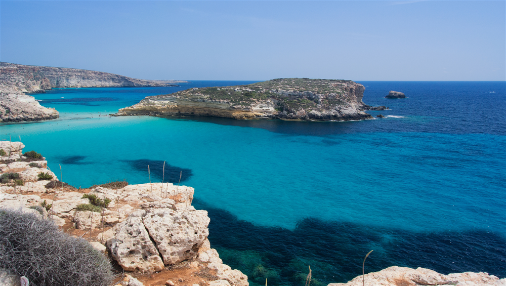 Lampedusa, il bisogno di sentirsi altrove