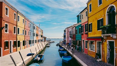 Burano, dove il tempo si colora di luce